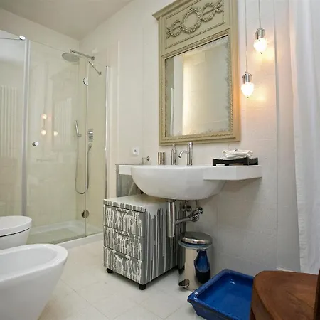 Casa Angela 6, Emma *