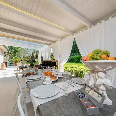 Casa Angela 6, Emma Villa