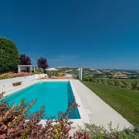 Casa Angela 6, Emma Monte Urano